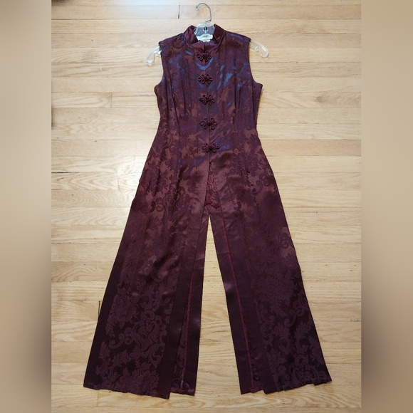 Very unique 2 piece set in the color of the season - burgundy! - Picture 4 of 10